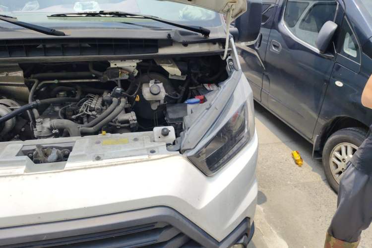 Used JMC Transit 2019 2.8T Commercial Version Long Wheelbase Mid-Roof 6-Seater Rear Single Tire China VI Emission Standard – JX493 Engine Bay Left