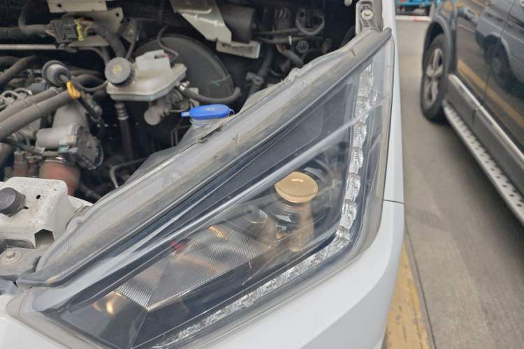 Used JMC Transit 2019 2.8T Commercial Version Short Wheelbase Mid-Roof 3-Seater China VI Standard JX493 Engine Bay Left