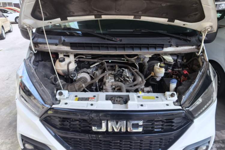 Used JMC Transit 2019 2.8T Commercial Version Short Wheelbase Mid-Roof 3-Seater China VI Standard JX493 Engine Bay