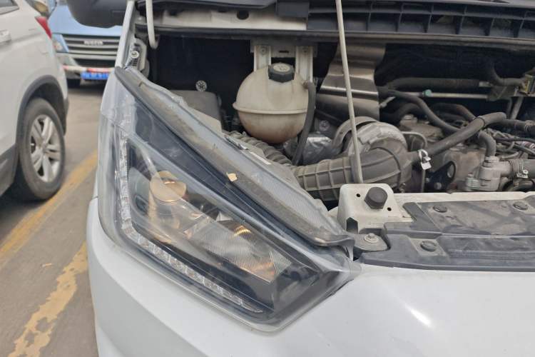 Used JMC Transit 2019 2.8T Commercial Version Short Wheelbase Mid-Roof 3-Seater China VI Standard JX493 Engine Bay Right