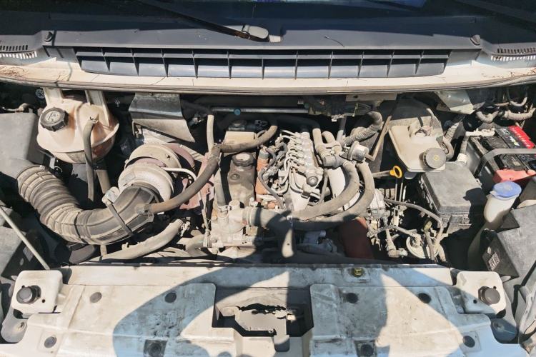 Used JMC Transit 2019 2.8T Commercial Version Short Wheelbase Mid-Roof 6-Seater China VI JX493 Engine Bay