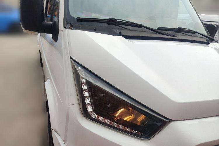 Used JMC Transit 2019 2.8T Commercial Version Short Wheelbase Mid-Roof 6-Seater China VI JX493 Front Right 45 Deg