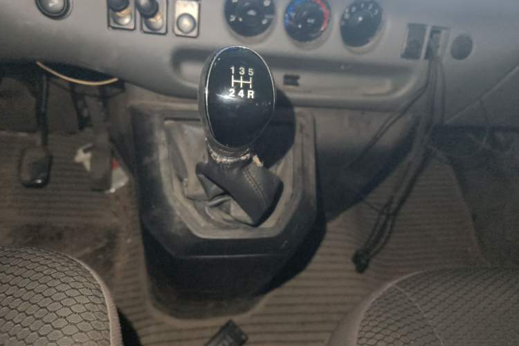 Used JMC Transit 2019 2.8T Commercial Version Long Wheelbase Mid-Roof 3-Seater Rear Single Tire China VI Emission Standard – JX493 Gear Lever
