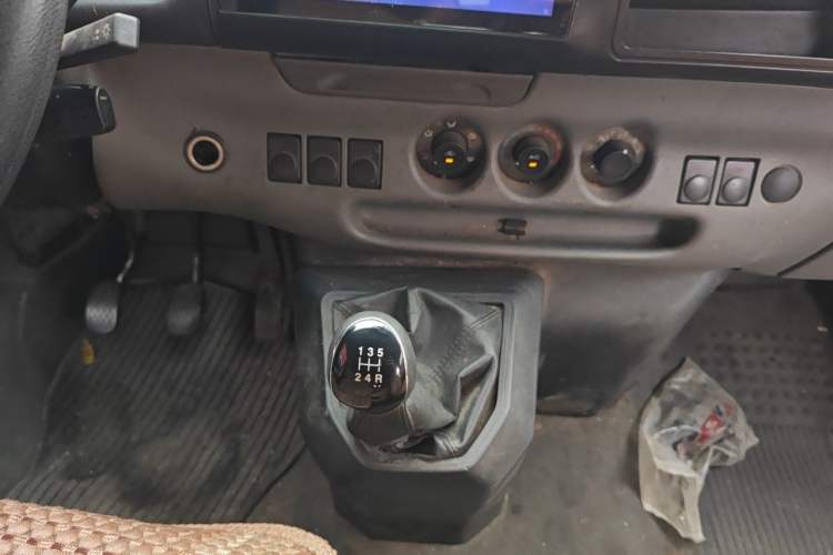 Used JMC Transit 2019 2.8T Commercial Version Long Wheelbase Mid-Roof 6-Seater Rear Single Tire China VI Emission Standard – JX493 Gear Lever
