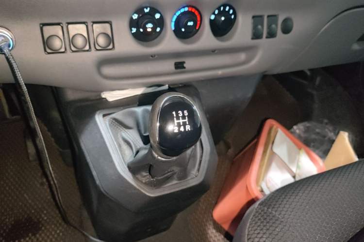 Used JMC Transit 2019 2.8T Commercial Version Short Wheelbase Mid-Roof 3-Seater China VI Standard JX493 Gear Lever