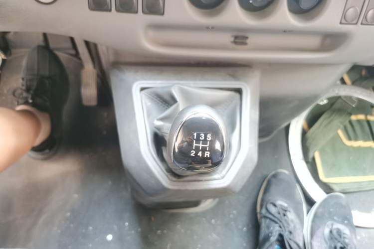 Used JMC Transit 2019 2.8T Commercial Version Long Wheelbase Mid-Roof 6-Seater Rear Single Tire China VI Emission Standard – JX493 Gear Lever