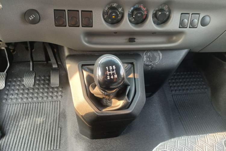 Used JMC Transit 2019 2.8T Commercial Version Short Wheelbase Low Roof 6-Seater China VI Emission Standard JX493 Gear Lever