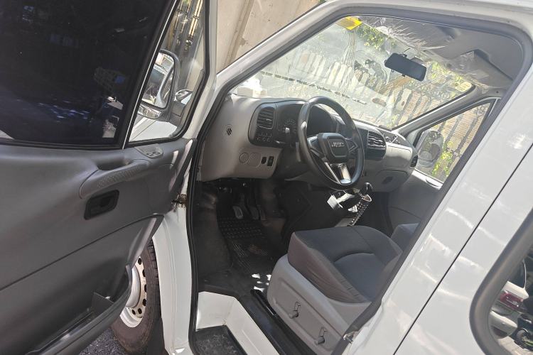 Used JMC Transit 2019 2.8T Commercial Version Long Wheelbase Mid-Roof 6-Seater Rear Single Tire China VI Emission Standard – JX493 Interior 3