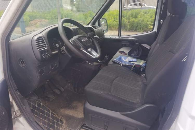 Used JMC Transit 2019 2.8T Commercial Version Short Wheelbase Mid-Roof 6-Seater China VI JX493 Interior 3