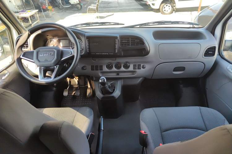 Used JMC Transit 2019 2.8T Commercial Version Long Wheelbase Mid-Roof 6-Seater Rear Single Tire China VI Emission Standard – JX493 Interior 3