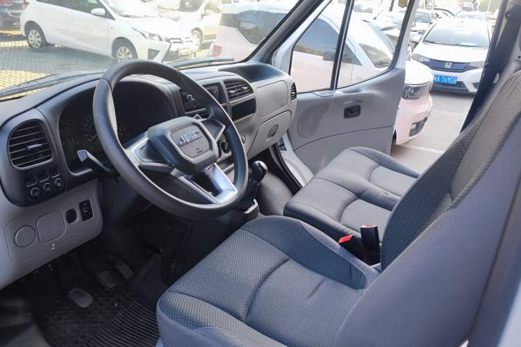 Used JMC Transit 2019 2.8T Commercial Version Short Wheelbase Mid-Roof 6-Seater China VI JX493 Interior 4