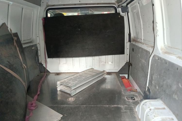 Used JMC Transit 2019 2.8T Commercial Version Short Wheelbase Mid-Roof 3-Seater China VI Standard JX493 Interior 4