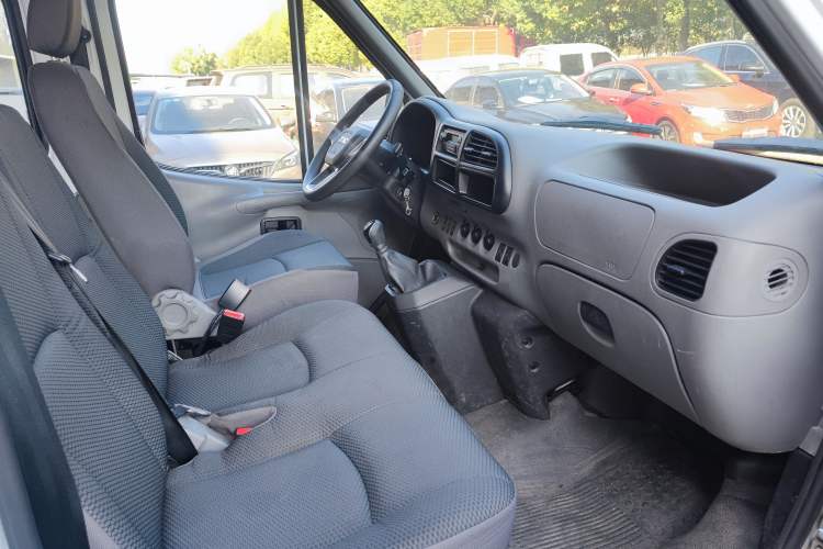 Used JMC Transit 2019 2.8T Commercial Version Short Wheelbase Mid-Roof 6-Seater China VI JX493 Interior 6