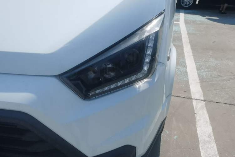 Used JMC Transit 2019 2.8T Commercial Version Short Wheelbase Mid-Roof 6-Seater China VI JX493 Left Front Headlight