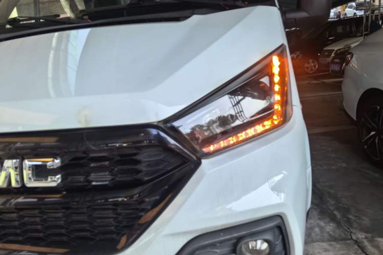 Used JMC Transit 2019 2.8T Commercial Version Short Wheelbase Mid-Roof 3-Seater China VI Standard JX493 Left Front Headlight