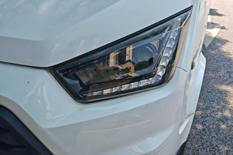 Used JMC Transit 2019 2.8T Commercial Version Short Wheelbase Mid-Roof 3-Seater China VI Standard JX493 Left Front Headlight