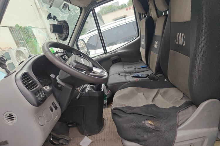 Used JMC Transit 2019 2.8T Commercial Version Short Wheelbase Mid-Roof 3-Seater China VI Standard JX493 Left Front Seat