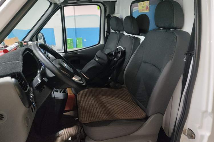 Used JMC Transit 2019 2.8T Commercial Version Short Wheelbase Mid-Roof 3-Seater China VI Standard JX493 Left Front Seat