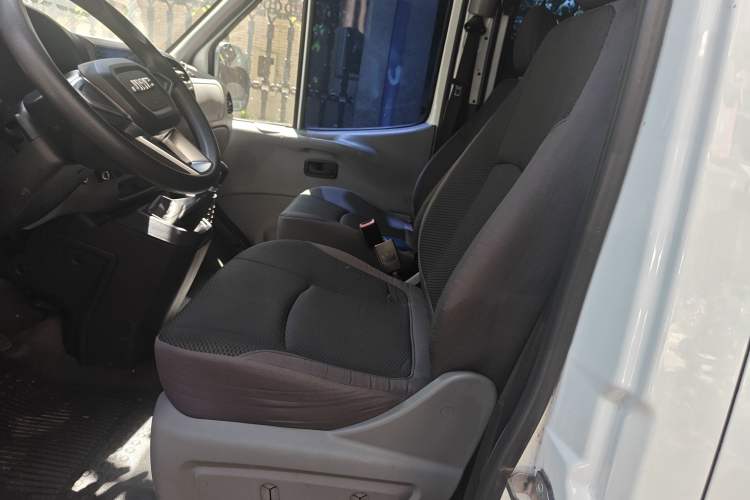 Used JMC Transit 2019 2.8T Commercial Version Long Wheelbase Mid-Roof 6-Seater Rear Single Tire China VI Emission Standard – JX493 Left Front Seat