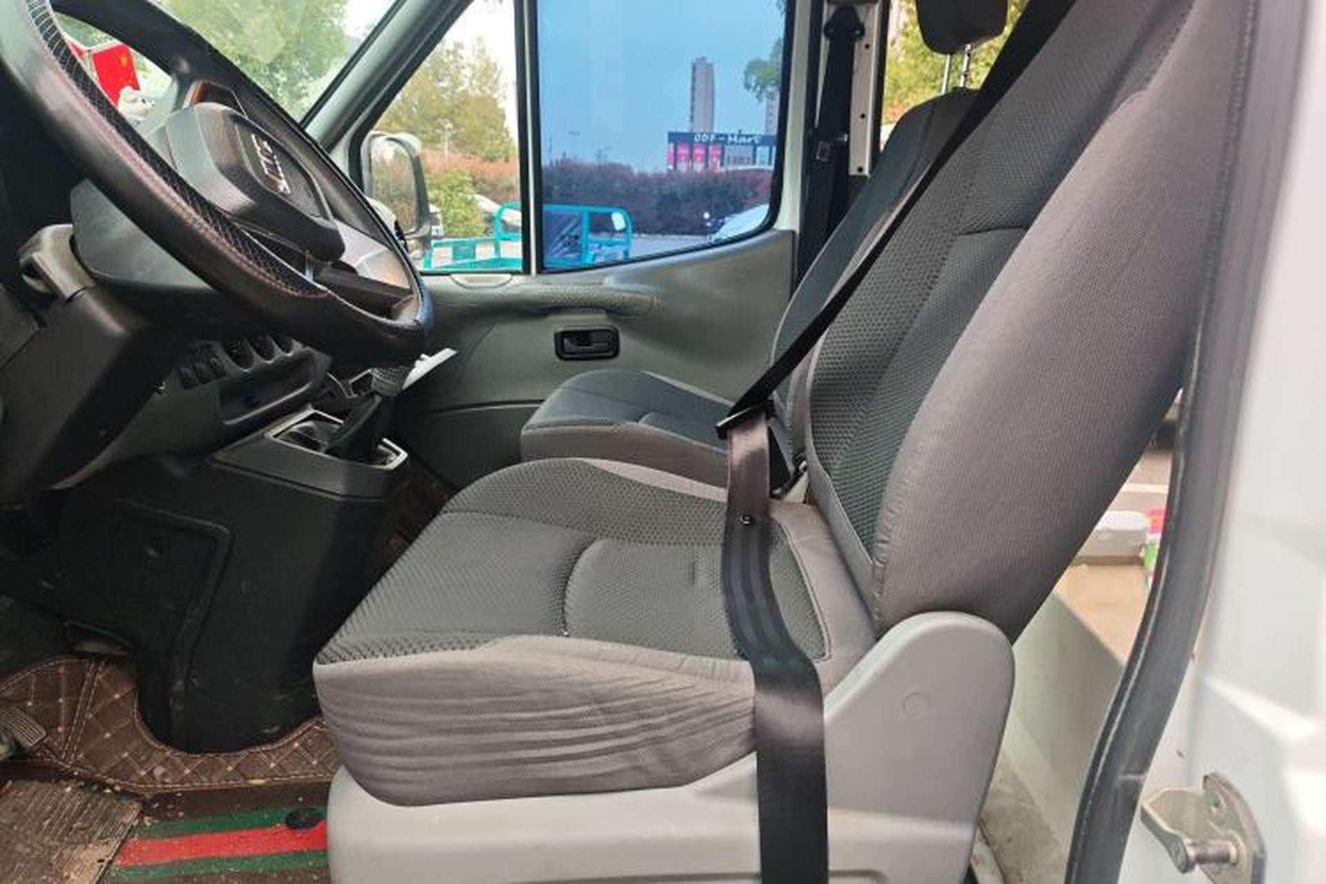 Used JMC Transit 2019 2.8T Commercial Version Long Wheelbase Mid-Roof 6-Seater Rear Single Tire China VI Emission Standard – JX493 Left Front Seat