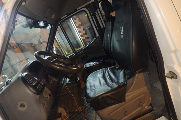 Used JMC Transit 2019 2.8T Commercial Version Long Wheelbase Mid-Roof 6-Seater Rear Single Tire China VI Emission Standard – JX493 Left Front Seat