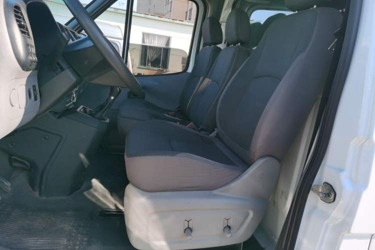 Used JMC Transit 2019 2.8T Commercial Version Short Wheelbase Mid-Roof 3-Seater China VI Standard JX493 Left Front Seat