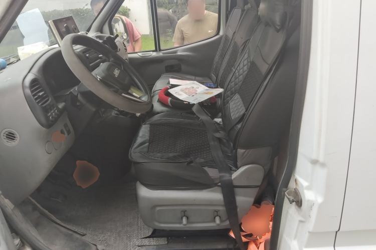 Used JMC Transit 2019 2.8T Commercial Version Long Wheelbase Mid-Roof 3-Seater Rear Single Tire China VI Emission Standard – JX493 Left Front Seat