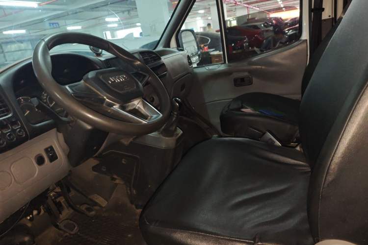 Used JMC Transit 2019 2.8T Commercial Version Long Wheelbase Mid-Roof 6-Seater Rear Single Tire China VI Emission Standard – JX493 Left Front Seat