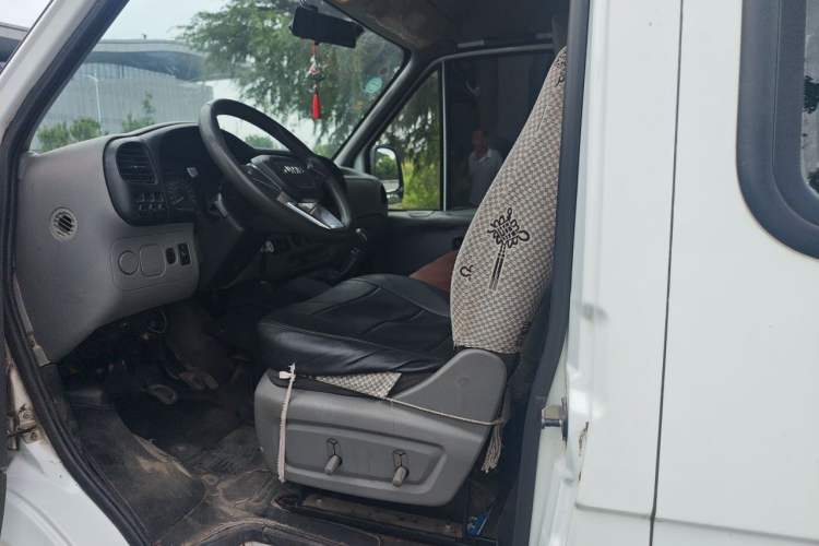 Used JMC Transit 2019 2.8T Commercial Version Long Wheelbase Mid-Roof 6-Seater Rear Single Tire China VI Emission Standard – JX493 Left Front Seat