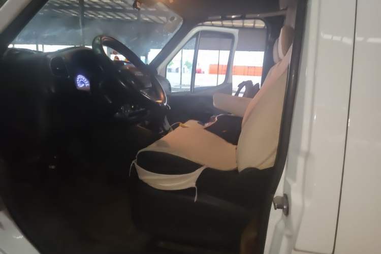 Used JMC Transit 2019 2.8T Commercial Version Long Wheelbase Mid-Roof 3-Seater Rear Single Tire China VI Emission Standard – JX493 Left Front Seat