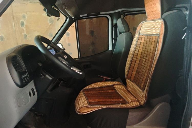 Used JMC Transit 2019 2.8T Commercial Version Long Wheelbase Mid-Roof 6-Seater Rear Single Tire China VI Emission Standard – JX493 Left Front Seat