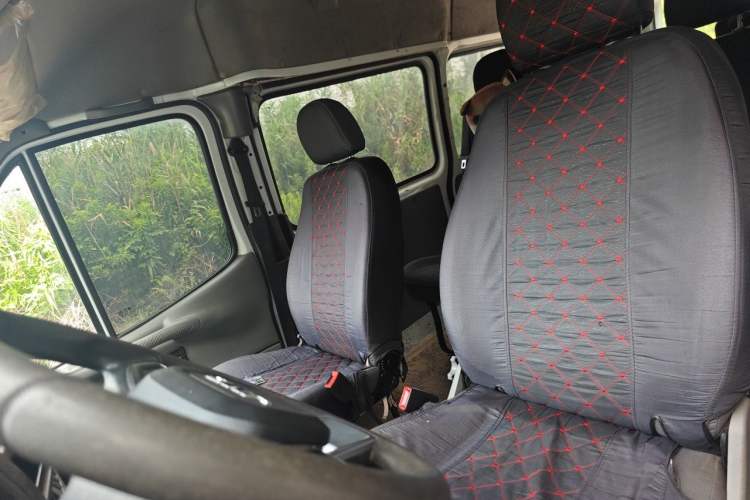 Used JMC Transit 2019 2.8T Commercial Version Long Wheelbase Mid-Roof 6-Seater Rear Single Tire China VI Emission Standard – JX493 Left Front Seat
