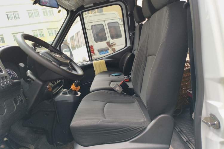 Used JMC Transit 2019 2.8T Commercial Version Short Wheelbase Low Roof 6-Seater China VI Emission Standard JX493 Left Front Seat