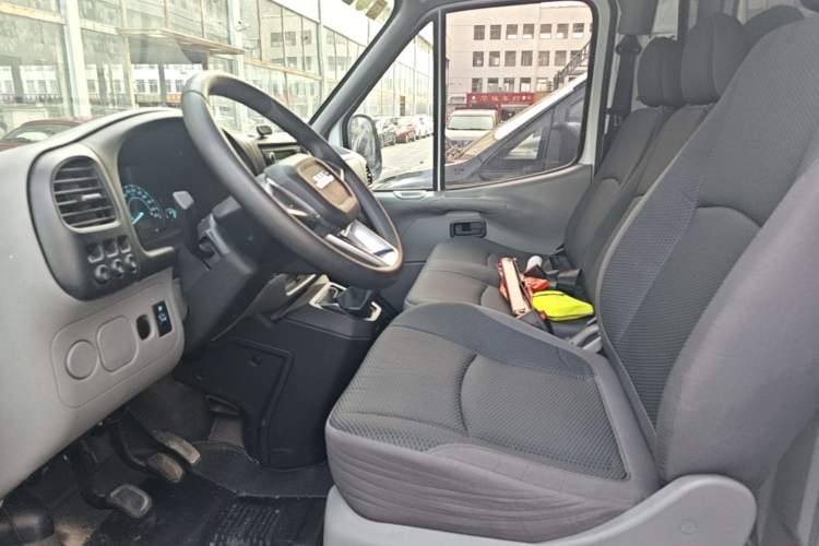 Used JMC Transit 2019 2.8T Commercial Version Long Wheelbase Mid-Roof 3-Seater Rear Single Tire China VI Emission Standard – JX493 Left Front Seat