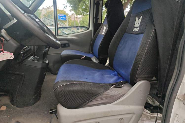 Used JMC Transit 2019 2.8T Commercial Version Long Wheelbase Mid-Roof 6-Seater Rear Single Tire China VI Emission Standard – JX493 Left Front Seat