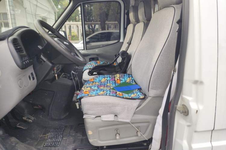 Used JMC Transit 2019 2.8T Commercial Version Short Wheelbase Low Roof 6-Seater China VI Emission Standard JX493 Left Front Seat