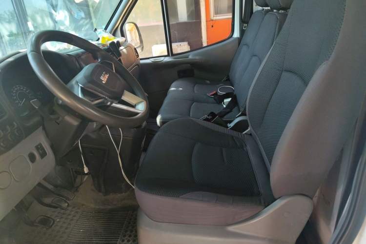 Used JMC Transit 2019 2.8T Commercial Version Long Wheelbase Mid-Roof 3-Seater Rear Single Tire China VI Emission Standard – JX493 Left Front Seat