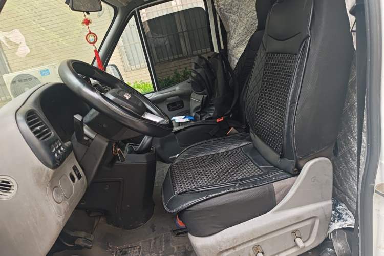 Used JMC Transit 2019 2.8T Commercial Version Long Wheelbase Mid-Roof 6-Seater Rear Single Tire China VI Emission Standard – JX493 Left Front Seat