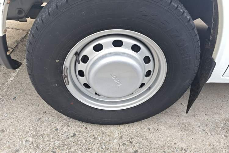 Used JMC Transit 2019 2.8T Commercial Version Long Wheelbase Mid-Roof 3-Seater Rear Single Tire China VI Emission Standard – JX493 Left Front Wheel Hub