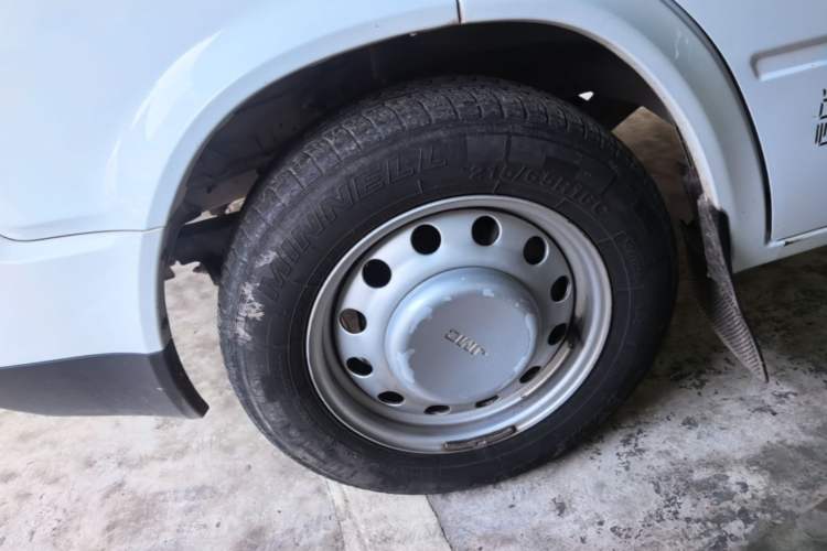 Used JMC Transit 2019 2.8T Commercial Version Short Wheelbase Mid-Roof 3-Seater China VI Standard JX493 Left Front Wheel Hub