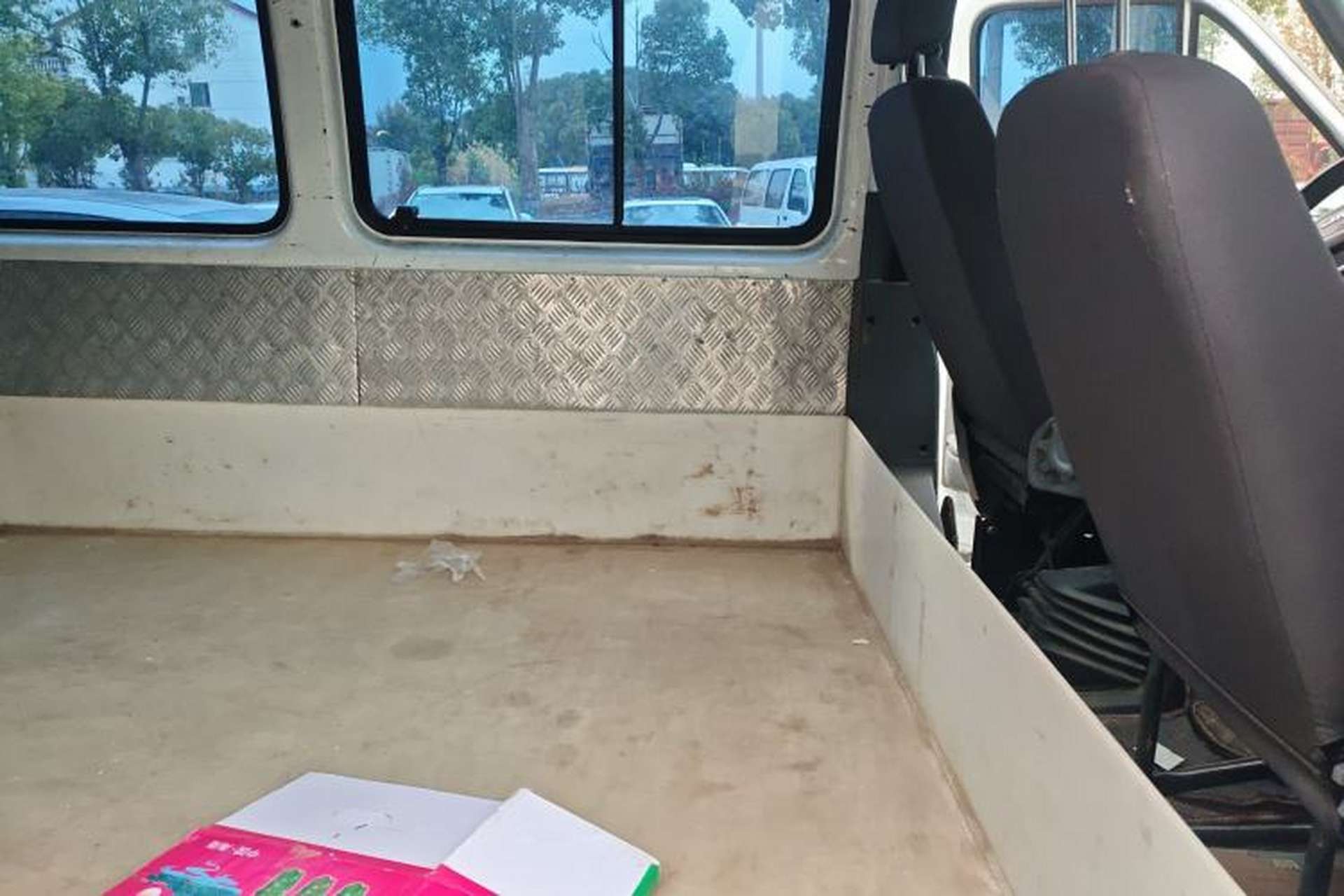 Used JMC Transit 2019 2.8T Commercial Version Long Wheelbase Mid-Roof 6-Seater Rear Single Tire China VI Emission Standard – JX493 Left Rear Seat