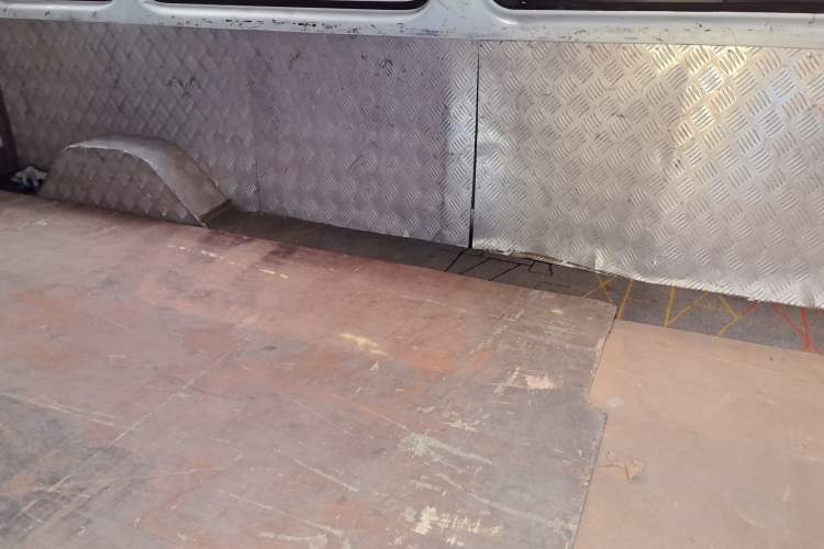 Used JMC Transit 2019 2.8T Commercial Version Long Wheelbase Mid-Roof 6-Seater Rear Single Tire China VI Emission Standard – JX493 Left Rear Seat