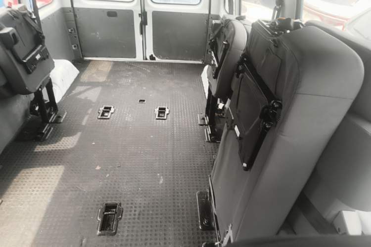 Used JMC Transit 2019 2.8T Commercial Version Long Wheelbase Mid-Roof 6-Seater Rear Single Tire China VI Emission Standard – JX493 Left Rear Seat