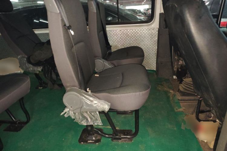 Used JMC Transit 2019 2.8T Commercial Version Long Wheelbase Mid-Roof 6-Seater Rear Single Tire China VI Emission Standard – JX493 Left Rear Seat