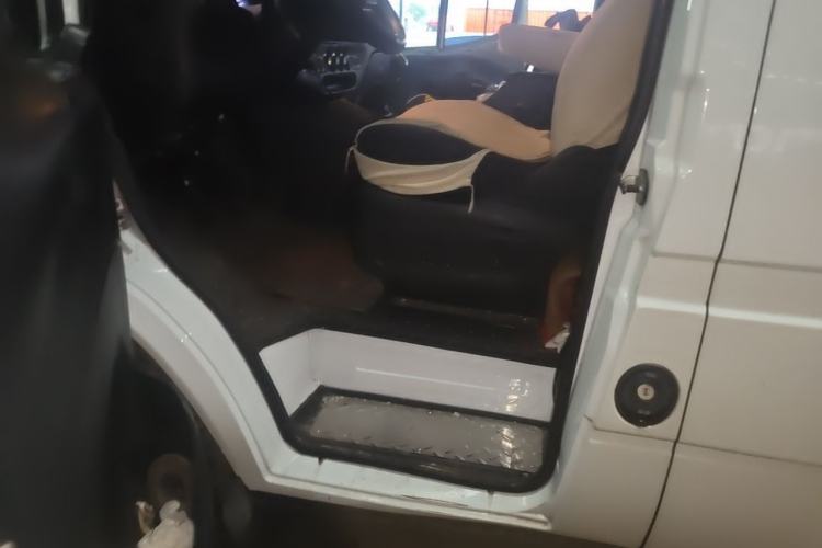 Used JMC Transit 2019 2.8T Commercial Version Long Wheelbase Mid-Roof 3-Seater Rear Single Tire China VI Emission Standard – JX493 Left Rear Seat