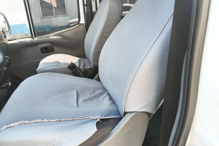 Used JMC Transit 2019 2.8T Commercial Version Short Wheelbase Mid-Roof 7-Seater China VI Standard JX493 Left Rear Seat