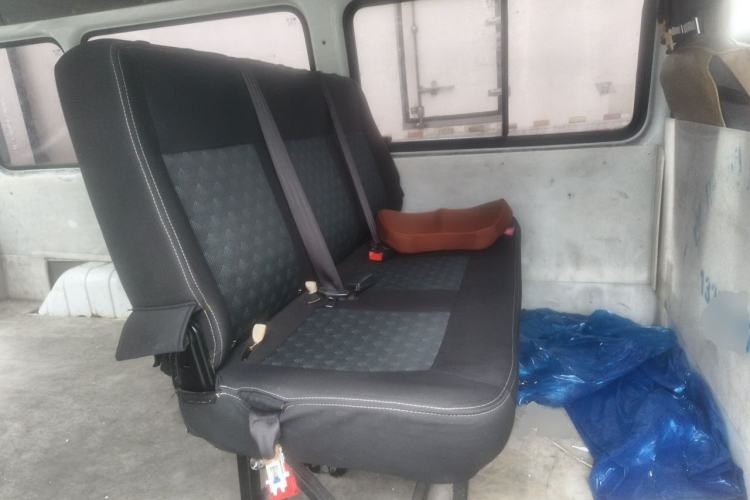 Used JMC Transit 2019 2.8T Commercial Version Long Wheelbase Mid-Roof 6-Seater Rear Single Tire China VI Emission Standard – JX493 Left Rear Seat