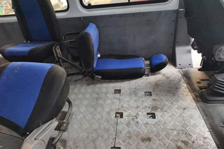Used JMC Transit 2019 2.8T Commercial Version Long Wheelbase Mid-Roof 6-Seater Rear Single Tire China VI Emission Standard – JX493 Left Rear Seat