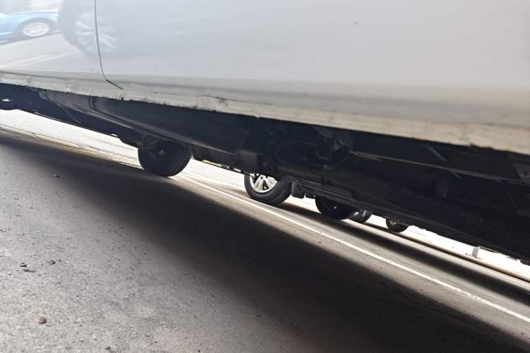 Used JMC Transit 2019 2.8T Commercial Version Long Wheelbase Mid-Roof 3-Seater Rear Single Tire China VI Emission Standard – JX493 Left Side Sill