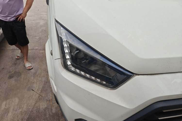 Used JMC Transit 2019 2.8T Commercial Version Short Wheelbase Mid-Roof 3-Seater China VI Standard JX493 Right Front Headlight